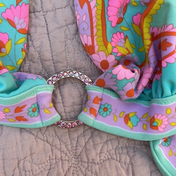 Victoria secret bathing suit size medium bottom and I think the top is also med - Picture 4 of 4